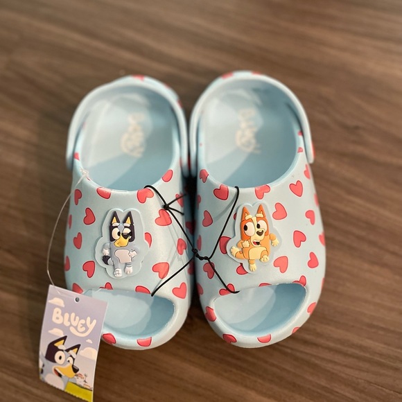 Bluey and Bingo Toddler Kids slides with Heart Pattern size 11/12-NWT - Picture 6 of 6